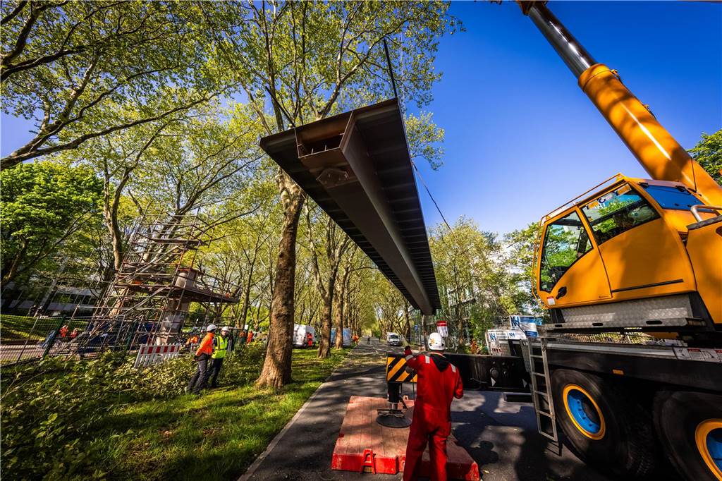 Die sanierte Fußgängerbrücke Chemnitzer Straße wird an der gesperrten B1 wieder montiert.