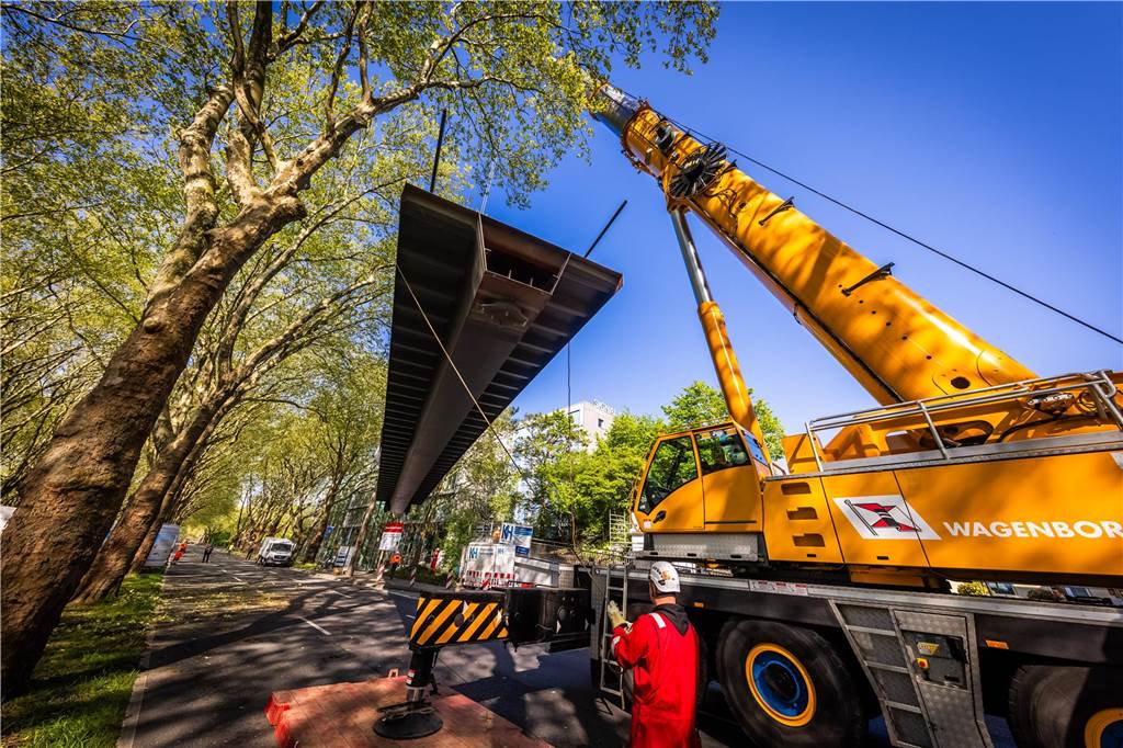 Die sanierte Fußgängerbrücke Chemnitzer Straße wird an der gesperrten B1 wieder montiert.