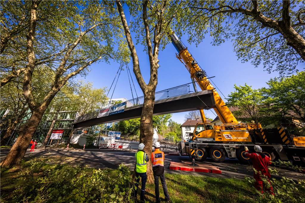 Die sanierte Fußgängerbrücke Chemnitzer Straße wird an der gesperrten B1 wieder montiert.