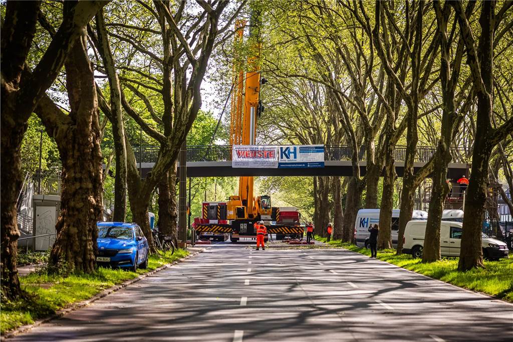 Die sanierte Fußgängerbrücke Chemnitzer Straße wird an der gesperrten B1 wieder montiert.