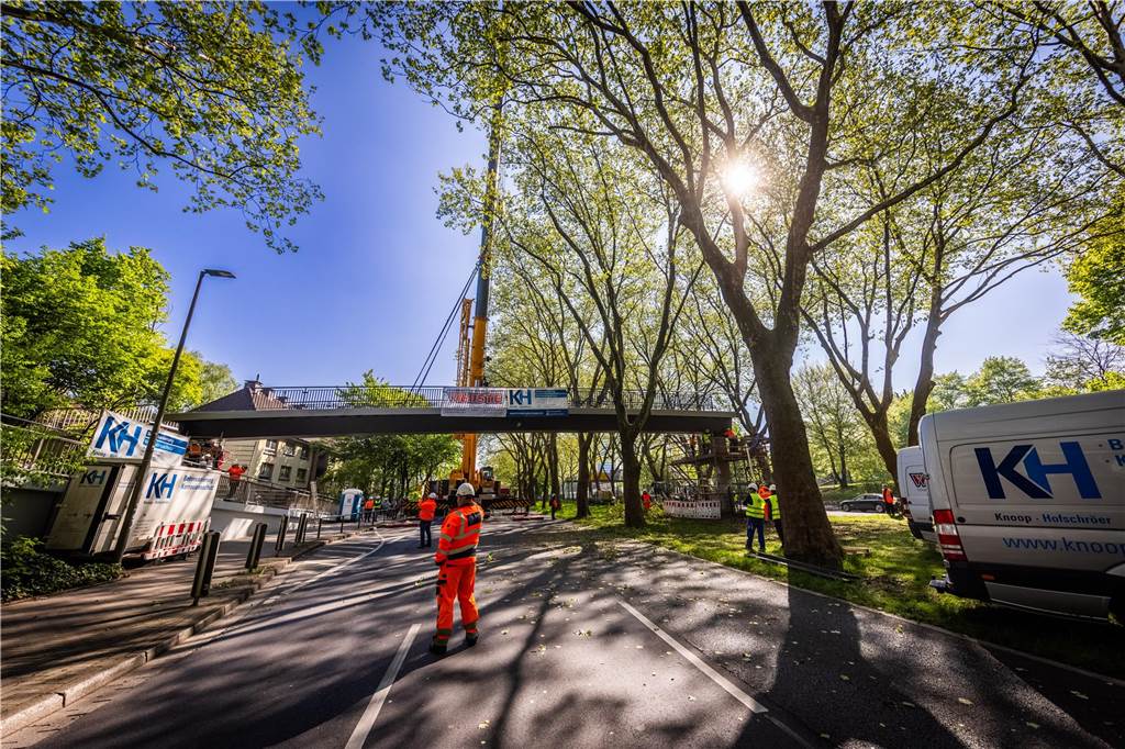 Die sanierte Fußgängerbrücke Chemnitzer Straße wird an der gesperrten B1 wieder montiert.