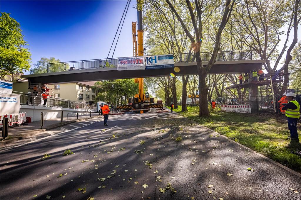 Die sanierte Fußgängerbrücke Chemnitzer Straße wird an der gesperrten B1 wieder montiert.