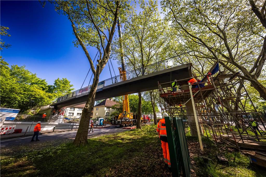 Die sanierte Fußgängerbrücke Chemnitzer Straße wird an der gesperrten B1 wieder montiert.