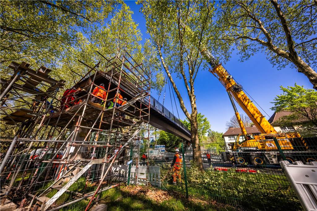 Die sanierte Fußgängerbrücke Chemnitzer Straße wird an der gesperrten B1 wieder montiert.