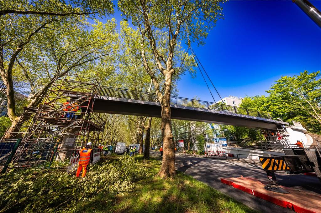 Die sanierte Fußgängerbrücke Chemnitzer Straße wird an der gesperrten B1 wieder montiert.