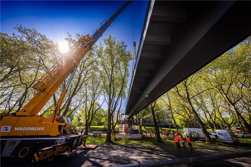 Die sanierte Fußgängerbrücke Chemnitzer Straße wird an der gesperrten B1 wieder montiert.
