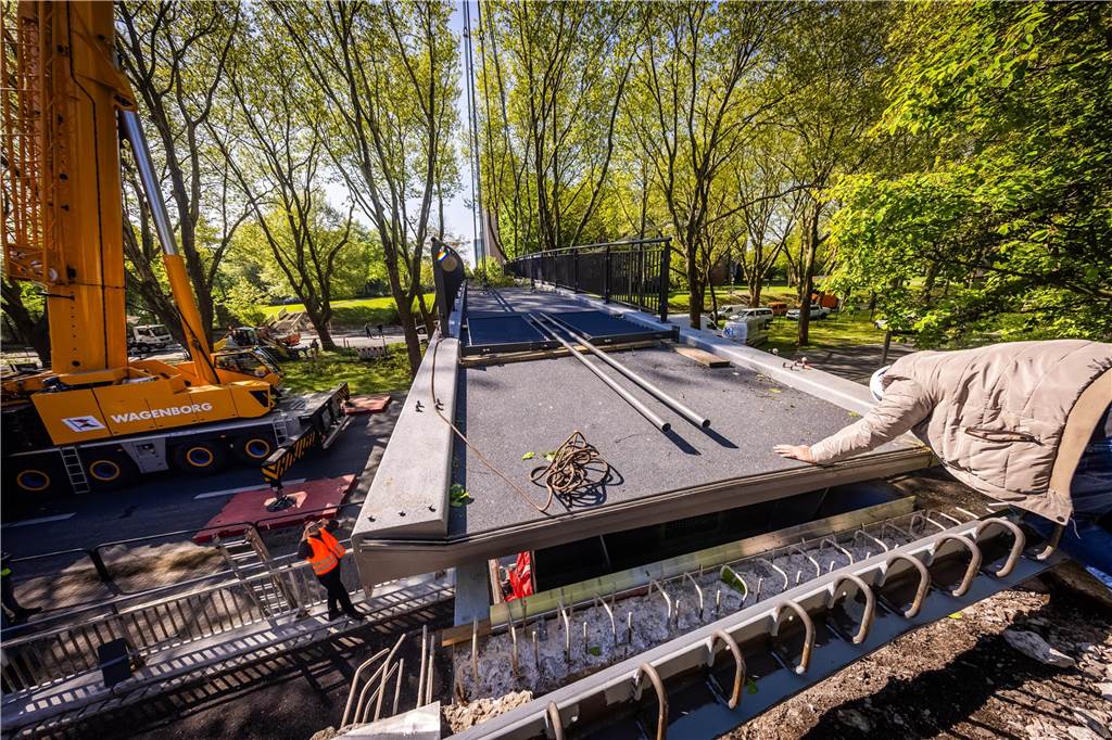 Die sanierte Fußgängerbrücke Chemnitzer Straße wird an der gesperrten B1 wieder montiert.