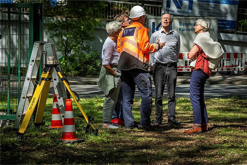 Die sanierte Fußgängerbrücke Chemnitzer Straße wird an der gesperrten B1 wieder montiert.