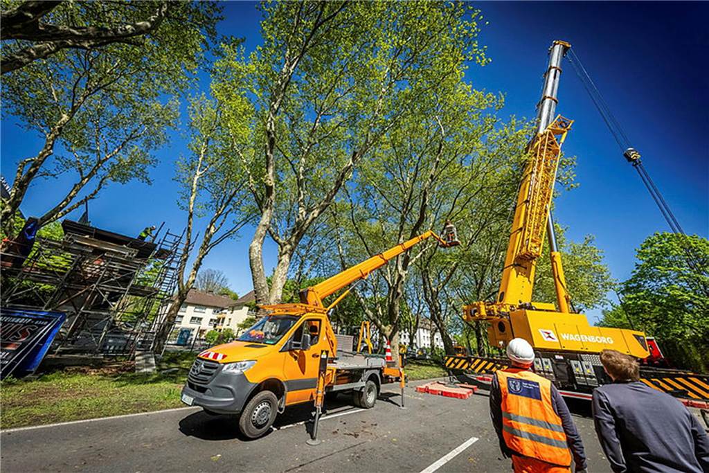 Die sanierte Fußgängerbrücke Chemnitzer Straße wird an der gesperrten B1 wieder montiert.