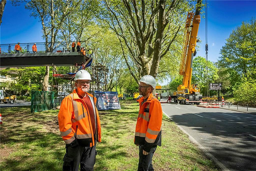 Die sanierte Fußgängerbrücke Chemnitzer Straße wird an der gesperrten B1 wieder montiert.