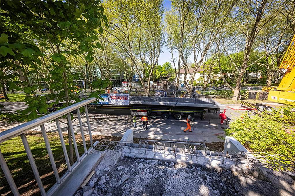 Die sanierte Fußgängerbrücke Chemnitzer Straße wird an der gesperrten B1 wieder montiert.