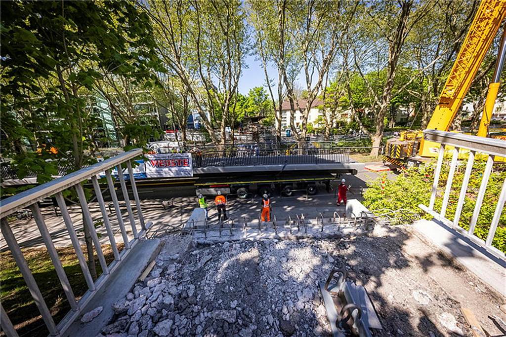Die sanierte Fußgängerbrücke Chemnitzer Straße wird an der gesperrten B1 wieder montiert.
