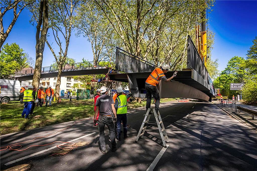 Die sanierte Fußgängerbrücke Chemnitzer Straße wird an der gesperrten B1 wieder montiert.