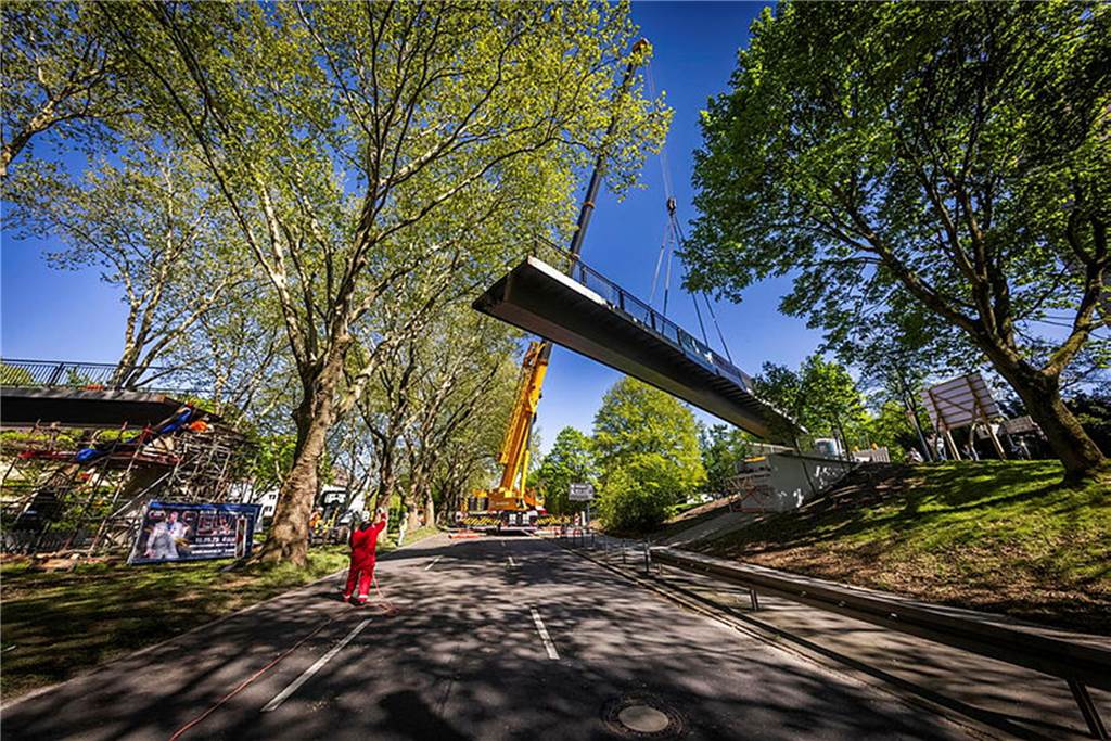 Die sanierte Fußgängerbrücke Chemnitzer Straße wird an der gesperrten B1 wieder montiert.