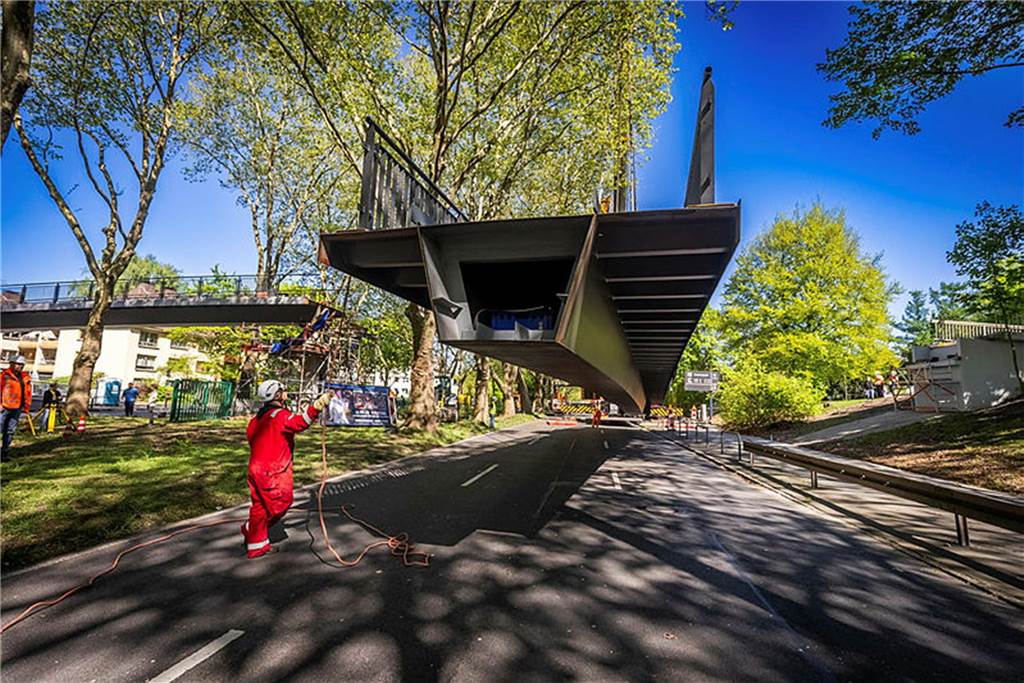 Die sanierte Fußgängerbrücke Chemnitzer Straße wird an der gesperrten B1 wieder montiert.