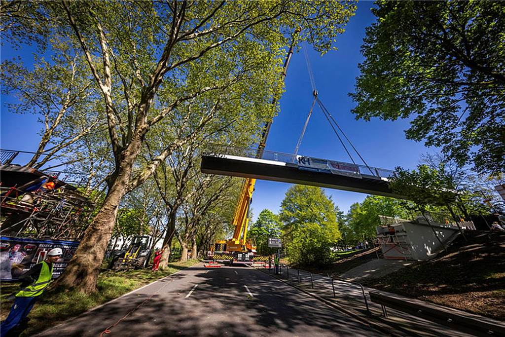 Die sanierte Fußgängerbrücke Chemnitzer Straße wird an der gesperrten B1 wieder montiert.