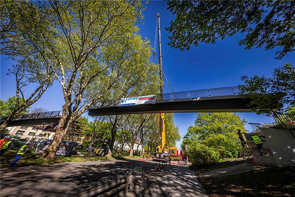 Die sanierte Fußgängerbrücke Chemnitzer Straße wird an der gesperrten B1 wieder montiert.