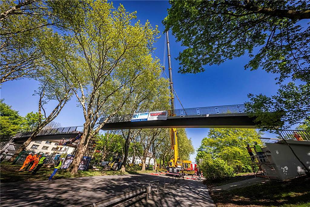 Die sanierte Fußgängerbrücke Chemnitzer Straße wird an der gesperrten B1 wieder montiert.