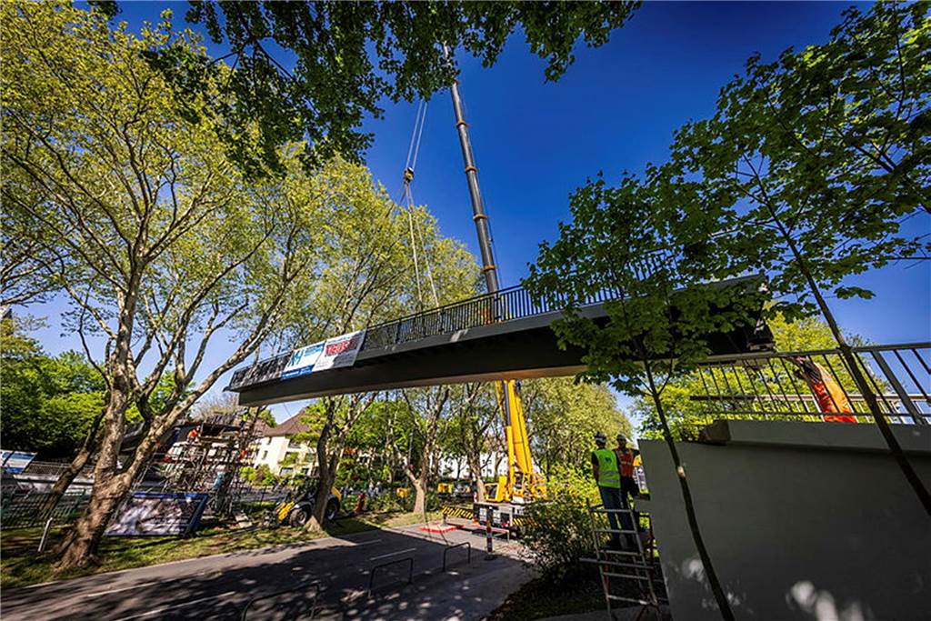 Die sanierte Fußgängerbrücke Chemnitzer Straße wird an der gesperrten B1 wieder montiert.