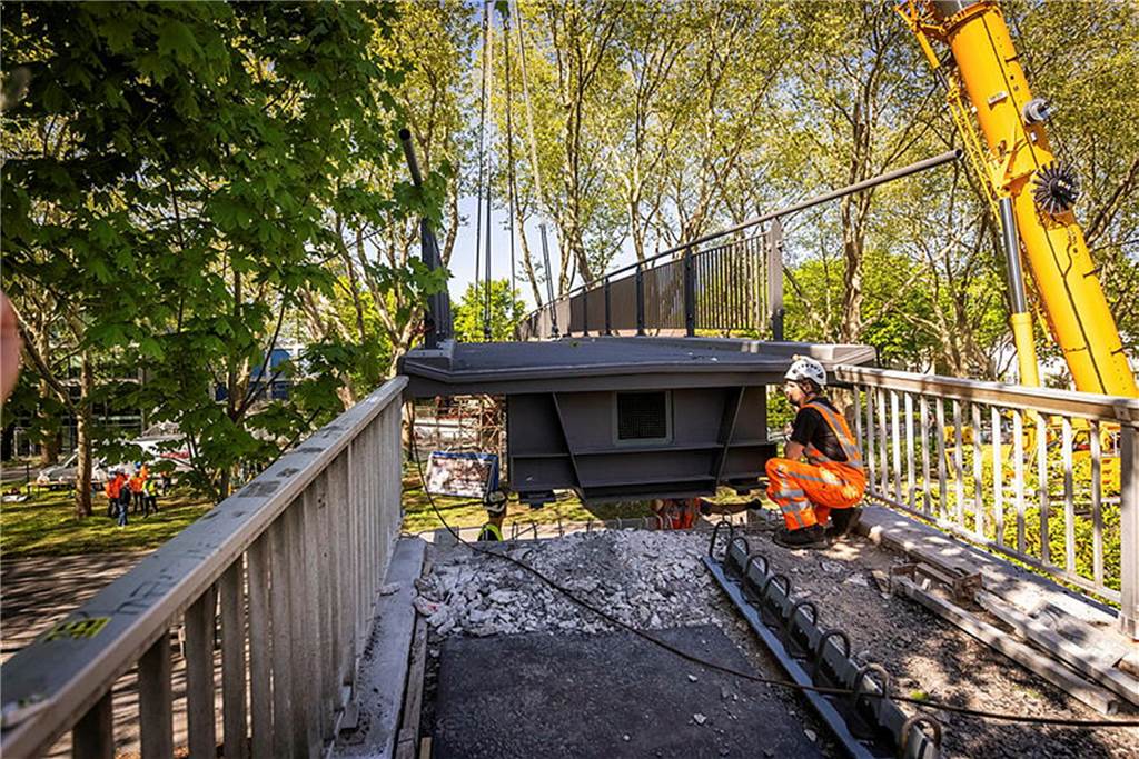 Die sanierte Fußgängerbrücke Chemnitzer Straße wird an der gesperrten B1 wieder montiert.