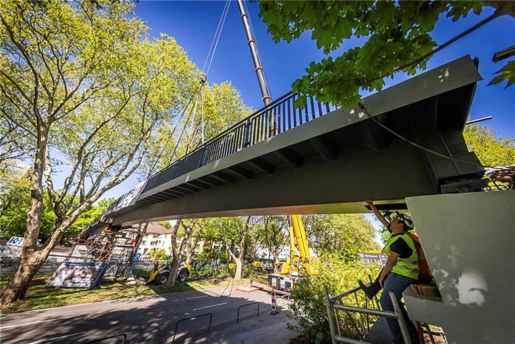 Die sanierte Fußgängerbrücke Chemnitzer Straße wird an der gesperrten B1 wieder montiert.