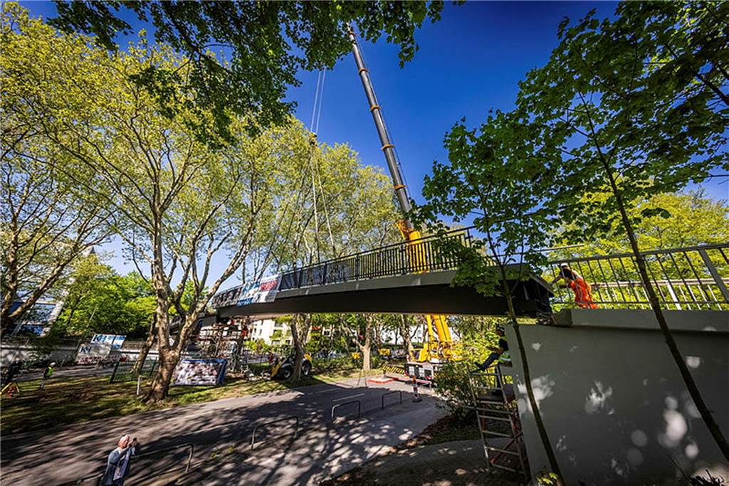 Die sanierte Fußgängerbrücke Chemnitzer Straße wird an der gesperrten B1 wieder montiert.