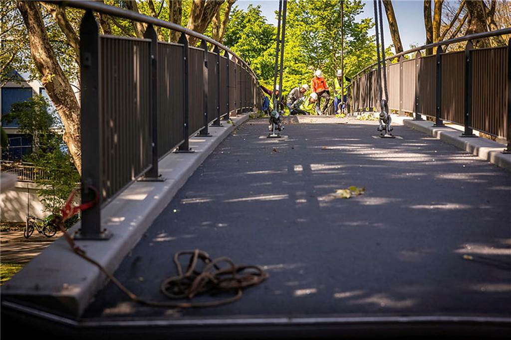 Die sanierte Fußgängerbrücke Chemnitzer Straße wird an der gesperrten B1 wieder montiert.