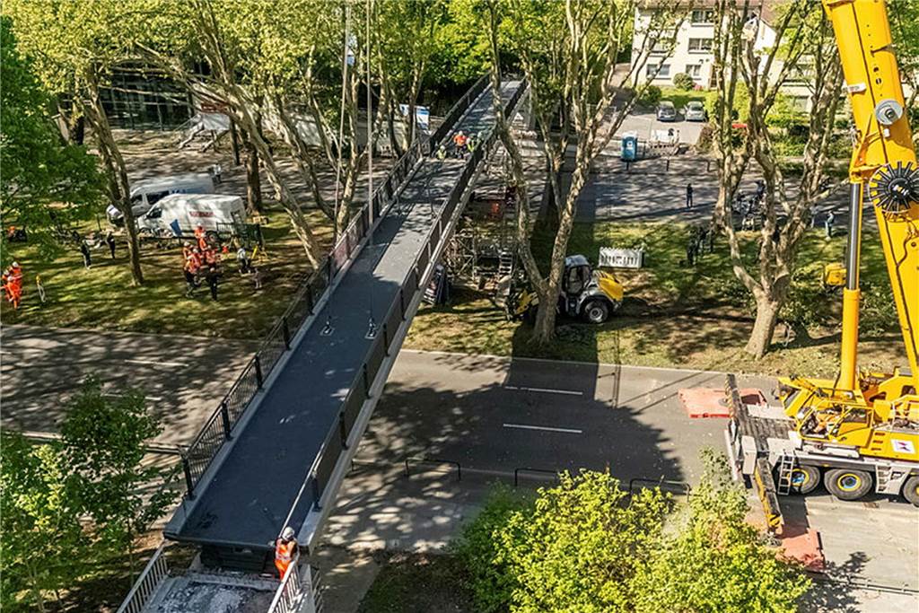 Die sanierte Fußgängerbrücke Chemnitzer Straße wird an der gesperrten B1 wieder montiert.