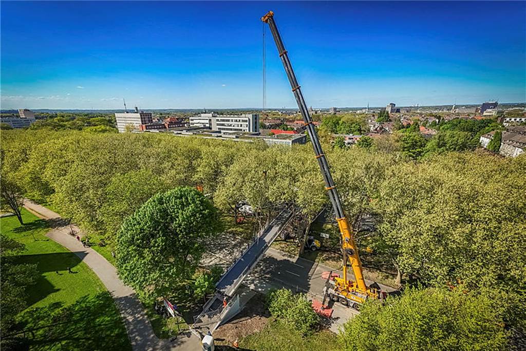 Die sanierte Fußgängerbrücke Chemnitzer Straße wird an der gesperrten B1 wieder montiert.
