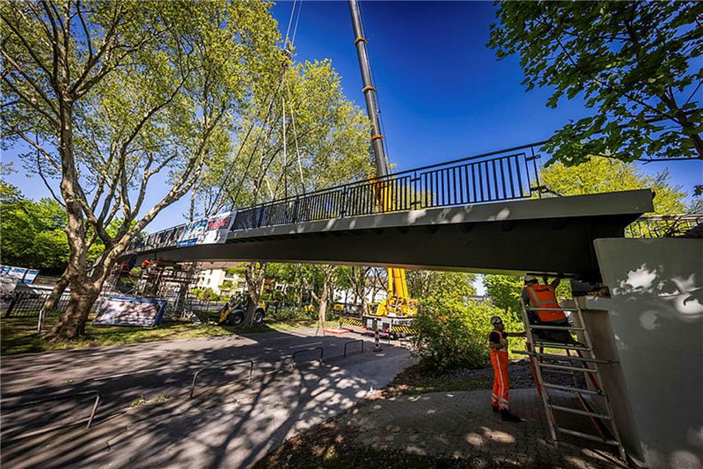 Die sanierte Fußgängerbrücke Chemnitzer Straße wird an der gesperrten B1 wieder montiert.