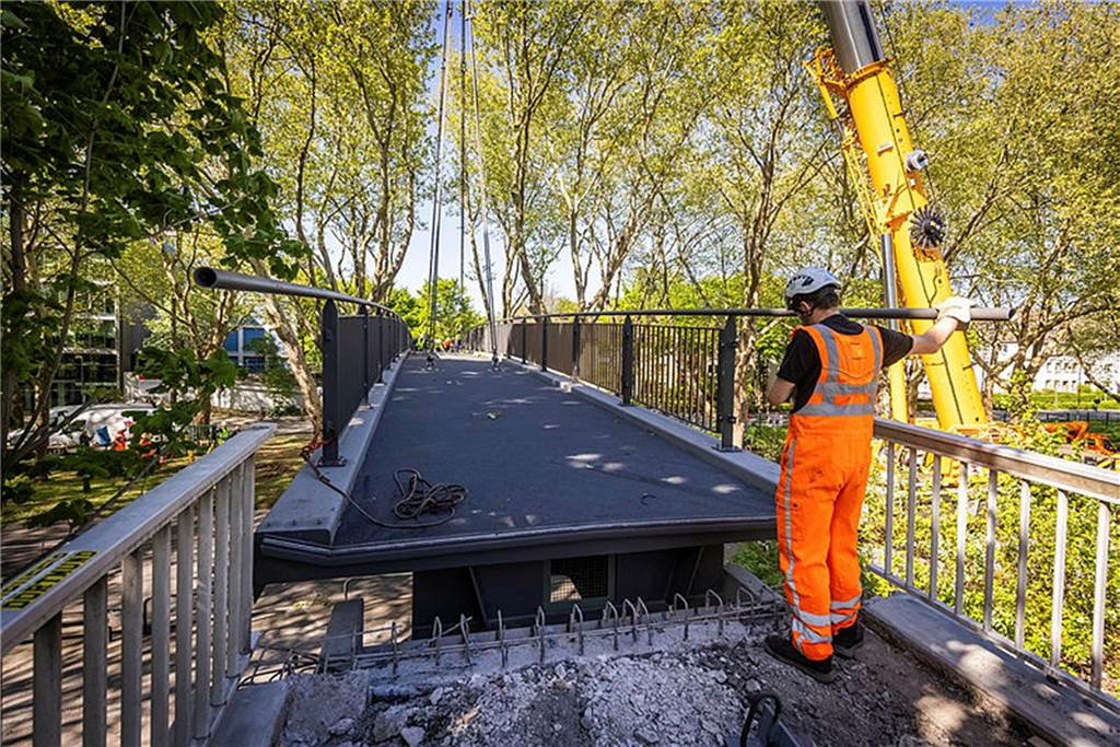 Die sanierte Fußgängerbrücke Chemnitzer Straße wird an der gesperrten B1 wieder montiert.