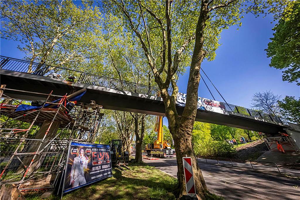 Die sanierte Fußgängerbrücke Chemnitzer Straße wird an der gesperrten B1 wieder montiert.