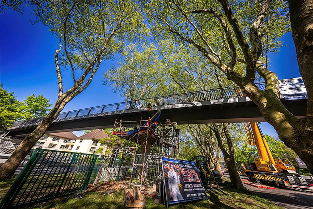 Die sanierte Fußgängerbrücke Chemnitzer Straße wird an der gesperrten B1 wieder montiert.