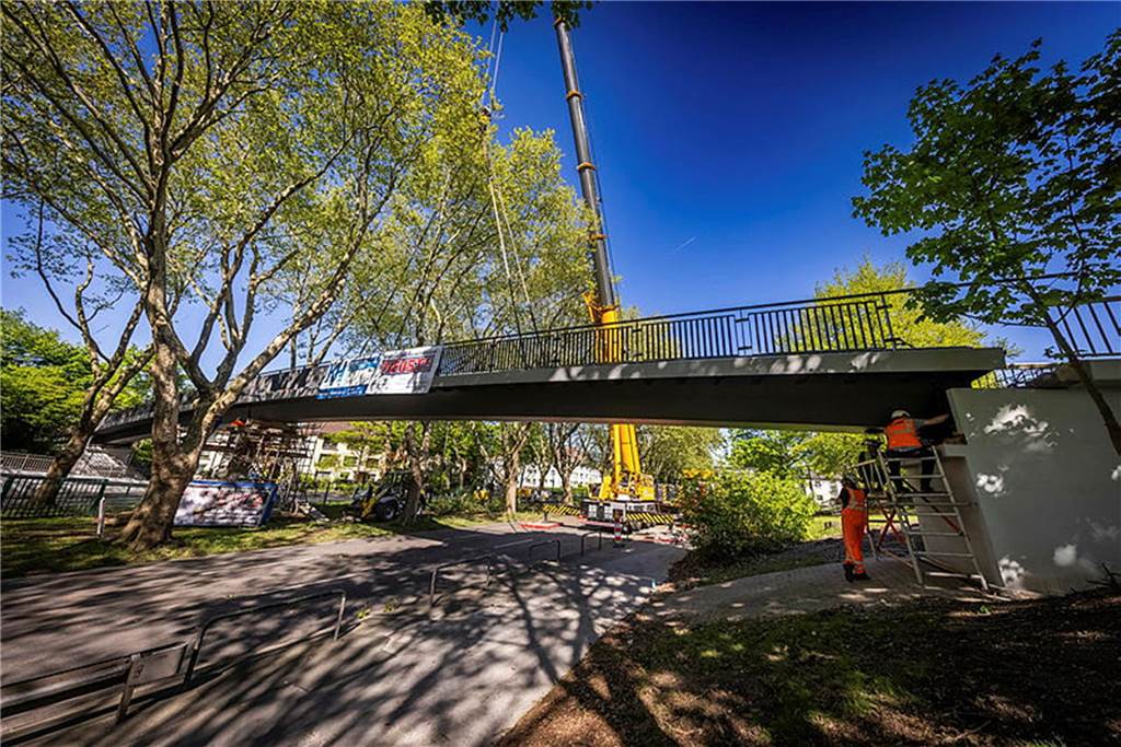 Die sanierte Fußgängerbrücke Chemnitzer Straße wird an der gesperrten B1 wieder montiert.
