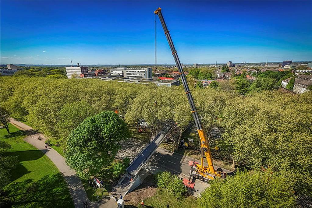 Die sanierte Fußgängerbrücke Chemnitzer Straße wird an der gesperrten B1 wieder montiert.