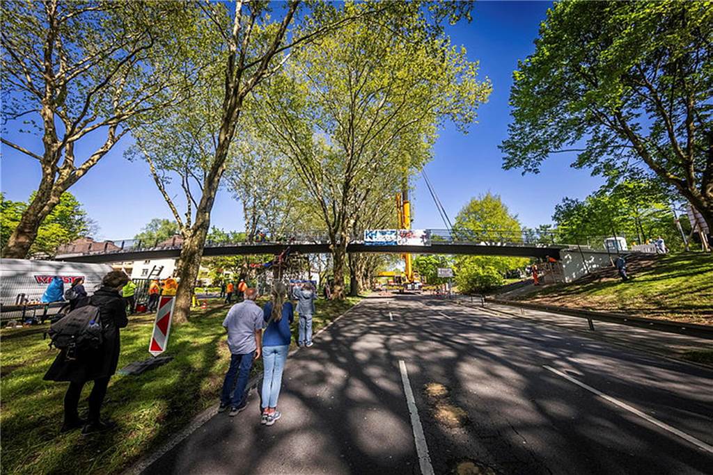 Die sanierte Fußgängerbrücke Chemnitzer Straße wird an der gesperrten B1 wieder montiert.
