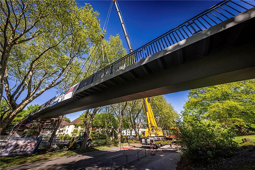Die sanierte Fußgängerbrücke Chemnitzer Straße wird an der gesperrten B1 wieder montiert.