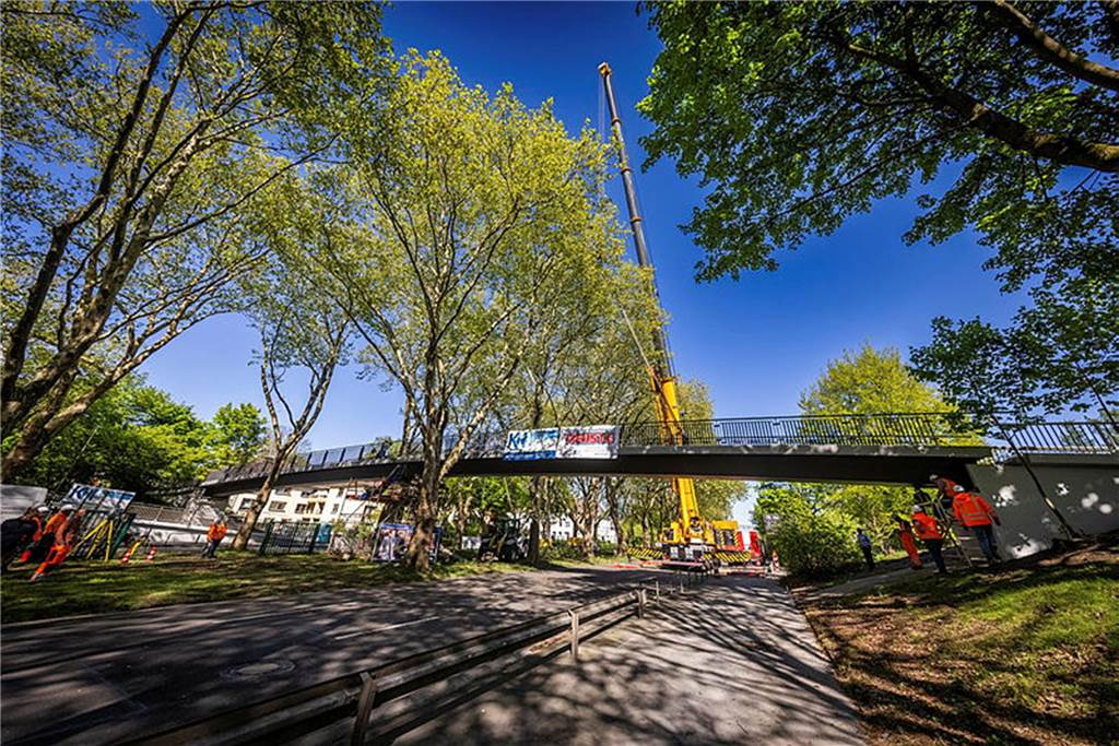 Die sanierte Fußgängerbrücke Chemnitzer Straße wird an der gesperrten B1 wieder montiert.
