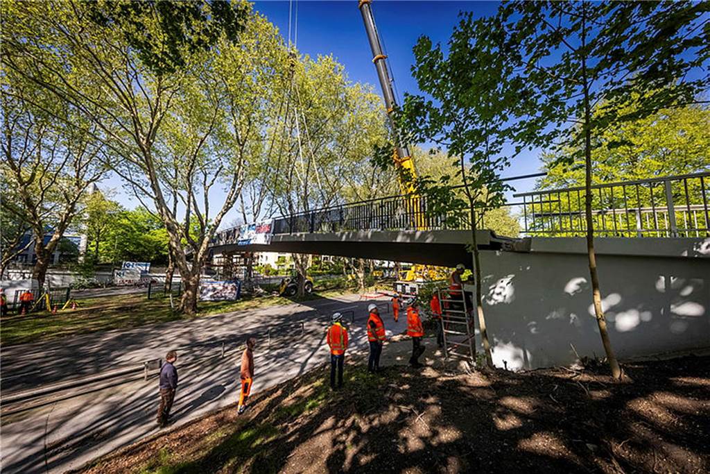 Die sanierte Fußgängerbrücke Chemnitzer Straße wird an der gesperrten B1 wieder montiert.