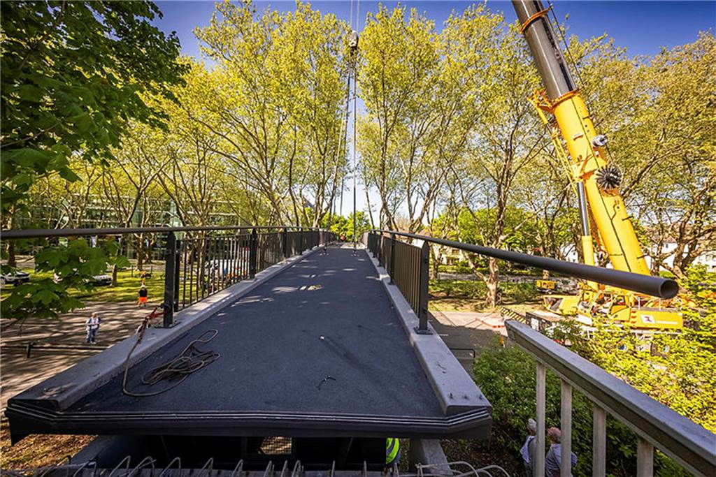 Die sanierte Fußgängerbrücke Chemnitzer Straße wird an der gesperrten B1 wieder montiert.
