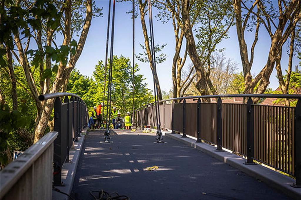 Die sanierte Fußgängerbrücke Chemnitzer Straße wird an der gesperrten B1 wieder montiert.