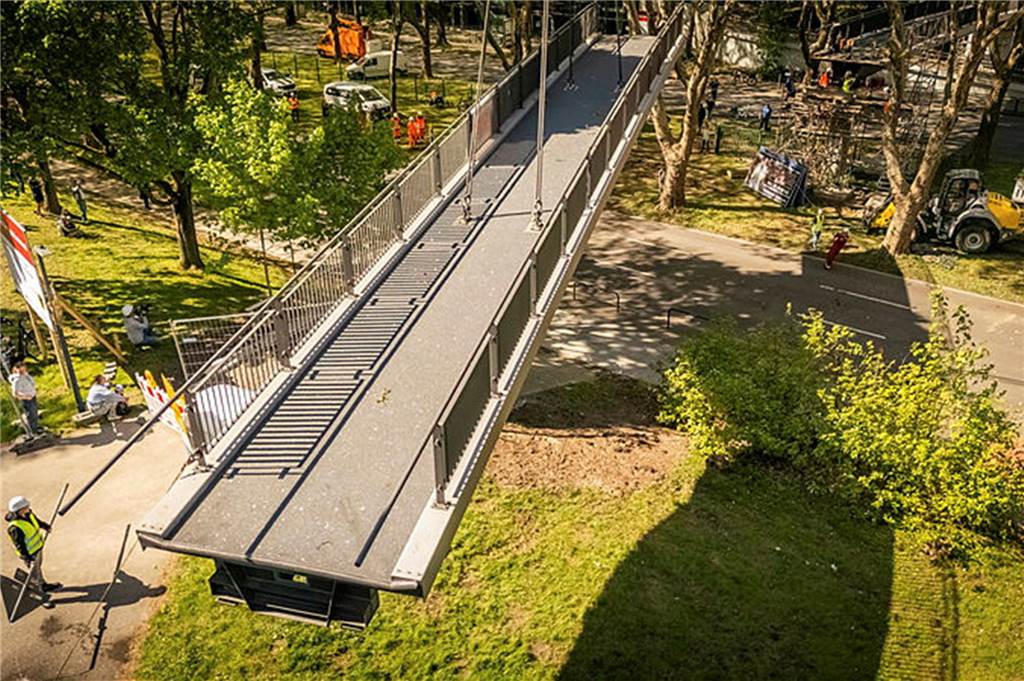 Die sanierte Fußgängerbrücke Chemnitzer Straße wird an der gesperrten B1 wieder montiert.