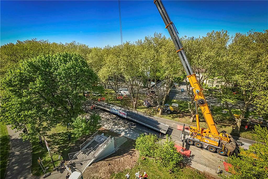 Die sanierte Fußgängerbrücke Chemnitzer Straße wird an der gesperrten B1 wieder montiert.