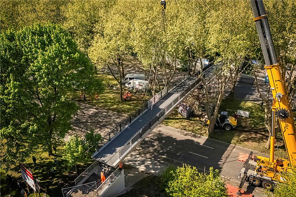 Die sanierte Fußgängerbrücke Chemnitzer Straße wird an der gesperrten B1 wieder montiert.