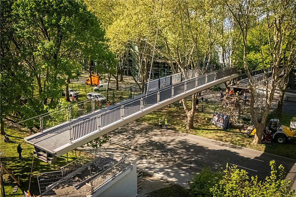 Die sanierte Fußgängerbrücke Chemnitzer Straße wird an der gesperrten B1 wieder montiert.