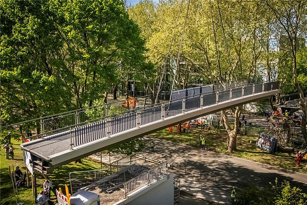 Die sanierte Fußgängerbrücke Chemnitzer Straße wird an der gesperrten B1 wieder montiert.