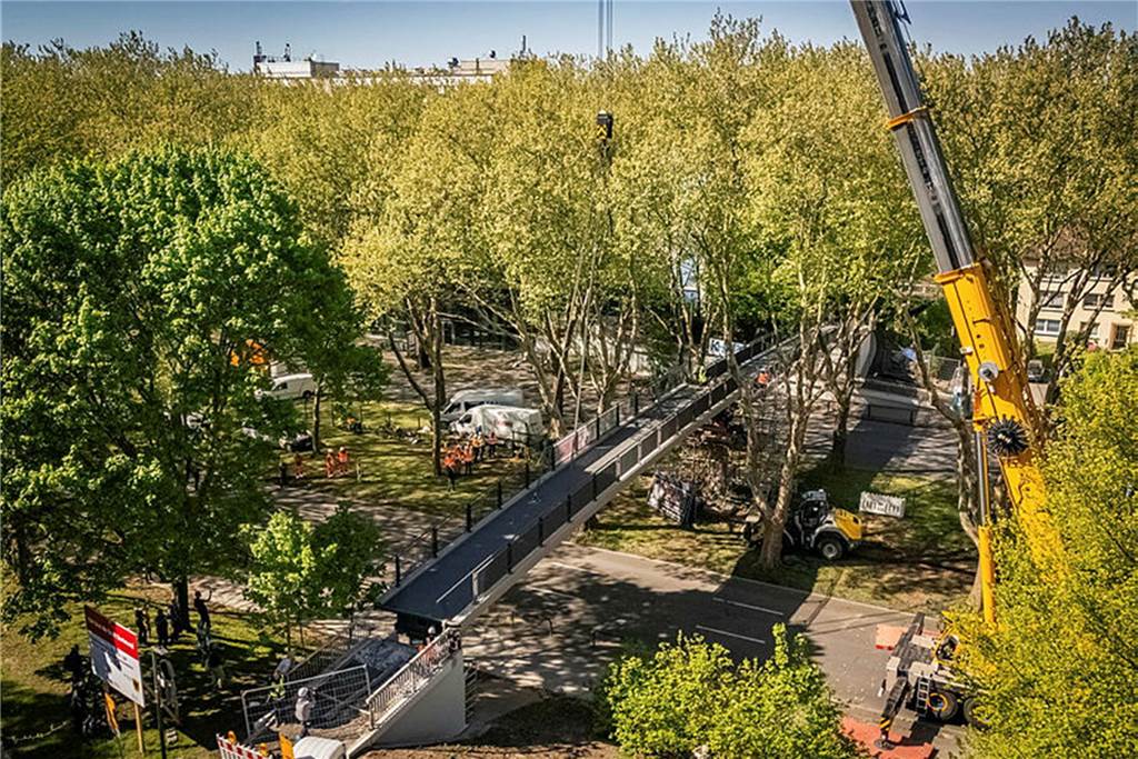 Die sanierte Fußgängerbrücke Chemnitzer Straße wird an der gesperrten B1 wieder montiert.