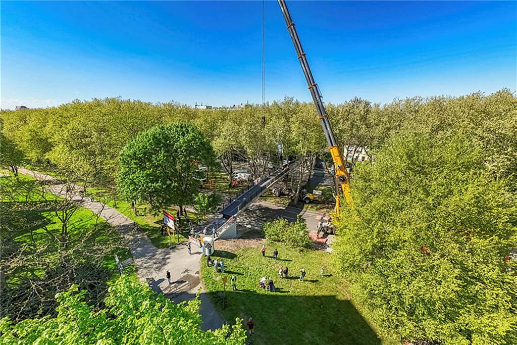 Die sanierte Fußgängerbrücke Chemnitzer Straße wird an der gesperrten B1 wieder montiert.