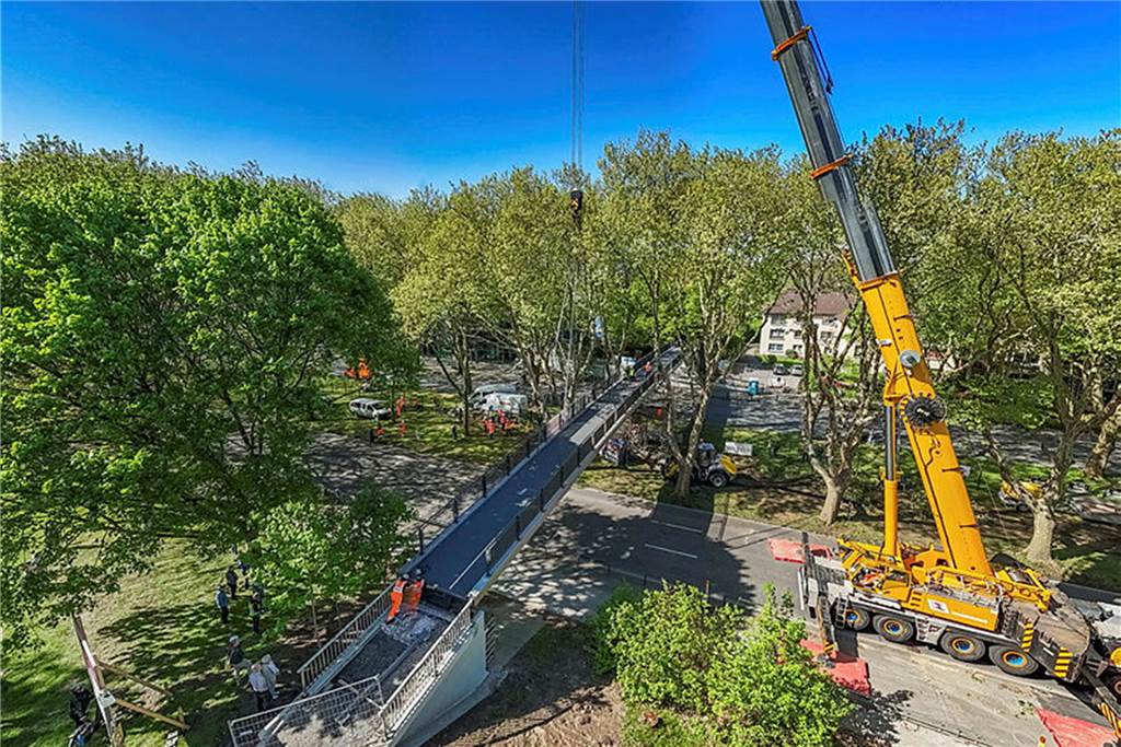 Die sanierte Fußgängerbrücke Chemnitzer Straße wird an der gesperrten B1 wieder montiert.