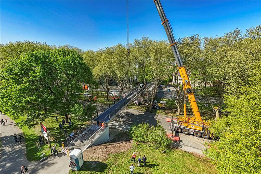 Die sanierte Fußgängerbrücke Chemnitzer Straße wird an der gesperrten B1 wieder montiert.